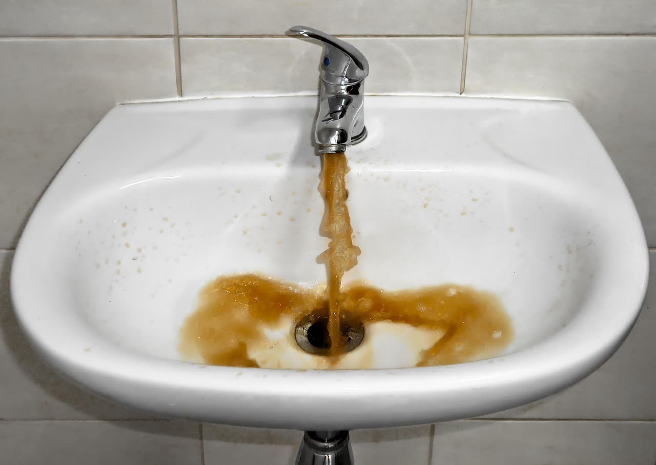 Trinkwasserhygiene im Haus: Fachmann überprüft Wasserqualität