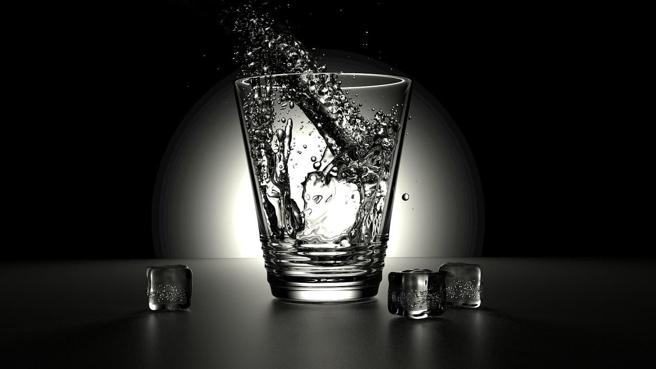 Trinkwasserhygiene: Duschkopf wird gereinigt, um Legionellen zu vermeiden