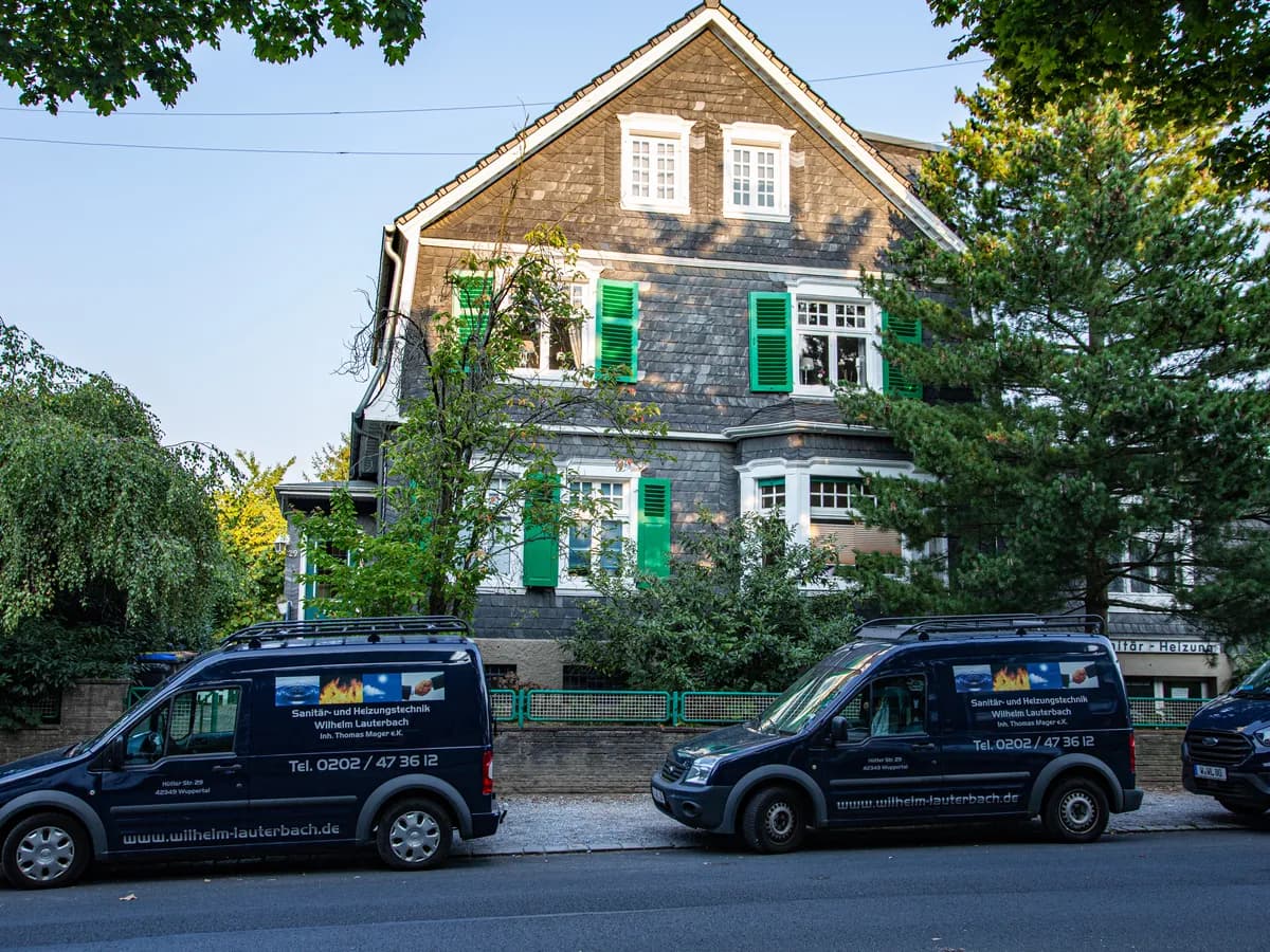 Firmengebäude Wilhelm Lauterbach Inh. T. Mager e.K. mit Firmenwagen